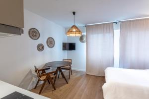 ein Wohnzimmer mit Tisch und Couch in der Unterkunft M034 Studio bohème centre ville in Annemasse