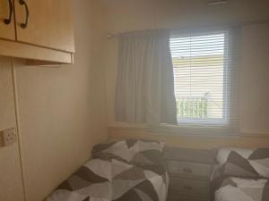 Katil atau katil-katil dalam bilik di Chantelle & Ashleys Caravan Getaway +14 gambar