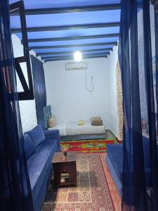 una sala de estar con un sofá y una cama en hotel dar lalla khadouj, en Chefchaouen 82 fotos más