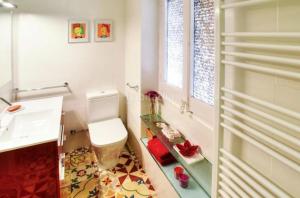 a bathroom with a toilet and a sink at Casa con jardín y barbacoa in Sant Feliu de Guixols
