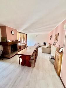 een grote woonkamer met een tafel en een bank bij Villa Quattro Stagioni in Colico +84 foto's