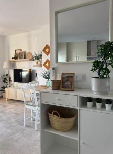 a living room with a table and a mirror at BARROSA CON ENCANTO, AC - WIFI - PARKING, Parejas y familias in Novo Sancti Petri