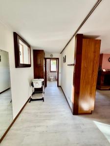 een lege kamer met een open deur en een hal bij Villa Quattro Stagioni in Colico