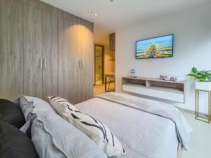 TV a/nebo společenská místnost v ubytování Studio en la mejor zona de Quito La Carolina