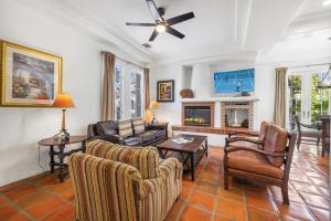 een woonkamer met een bank en een open haard bij SV104 Spacious Single Story 1 Bedroom Spa Villa in La Quinta