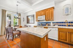 een keuken met houten kasten en een aanrechtblad bij SV104 Spacious Single Story 1 Bedroom Spa Villa in La Quinta +12 foto's