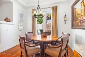 een eetkamer met een tafel en stoelen bij SV104 Spacious Single Story 1 Bedroom Spa Villa in La Quinta