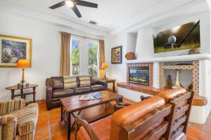 een woonkamer met een bank en een open haard bij SV104 Spacious Single Story 1 Bedroom Spa Villa in La Quinta