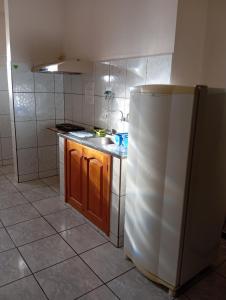 een keuken met een spoelbak en een koelkast bij Departamentos céntrico Las Guayabas in Puerto Iguazú