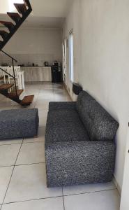 una sala de estar con un sofá y una mesa en Depto Civora 4, en Villa Regina