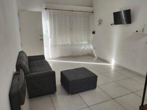 sala de estar con sofá y reposapiés en Depto Civora 4, en Villa Regina