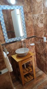un baño con lavabo y espejo en Depto Civora 4, en Villa Regina 5 fotos más