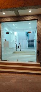 メディナにあるعماره الاوائل الحديثهの階段のある建物のガラス窓