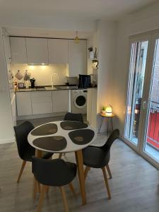 a kitchen and dining room with a table and chairs at ZaragozaHome El Tubo - Ideal Familias - Parking in Zaragoza