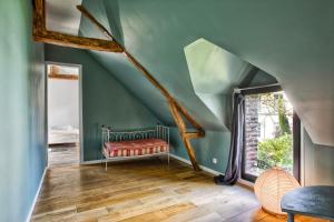 a room with a bench in the corner of a room at Belle demeure - Centre Ville - Jardin Botanique in Cabourg