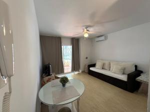 a living room with a couch and a table at Magnífico Apartamento en La Carihuela, Torremolino in Torremolinos