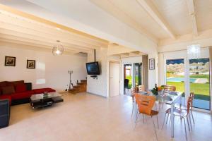 Χώρος καθιστικού στο Haus In Kolympia Mit Garten Und Bergblick