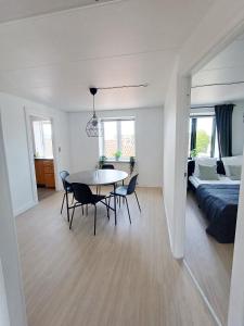 Postel nebo postele na pokoji v ubytování Bright Double Room with Free Parking + 14 fotografií