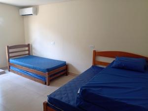two beds in a room with blue sheets at Chácara do Haras in Nova Odessa +68 photos