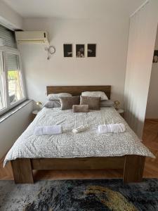Ένα ή περισσότερα κρεβάτια σε δωμάτιο στο Dora Apartman
