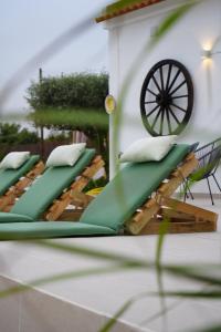 サンティアゴ・ド・カセーンにあるCasa Fonte da Telhaのパティオ(長椅子付)