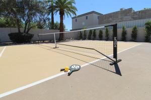 een tennisnet op een tennisbaan bij Maison 1975-Chic Luxury Retreat in Scottsdale