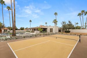 een tennisbaan voor een huis bij Maison 1975-Chic Luxury Retreat in Scottsdale