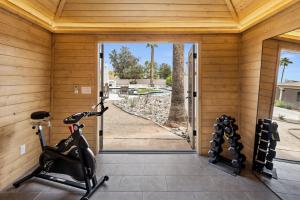een sportschool met twee hometrainers in een kamer bij Maison 1975-Chic Luxury Retreat in Scottsdale +126 foto's