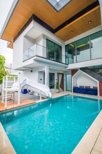 ein Bild von einem Haus mit einem Swimmingpool in der Unterkunft Pool Villa Sura Designer in Nong Prue