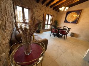 a living room with a table with a vase on it at Carlo Crivelli Master: The Style in ValQuirico! in Santeagueda