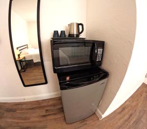 un forno a microonde seduto sopra un frigorifero di Nancy Vacation Homes a Hollywood