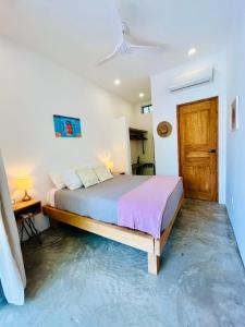 Ένα ή περισσότερα κρεβάτια σε δωμάτιο στο Queen Bed, Full Kitchen, Air Conditioning, Pool, Fast Wifi - Mar at Casa Calavera
