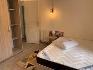 a bed in a room with at Appartement T3 - Plage à 500m in Saint-Nazaire