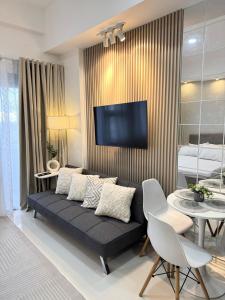 Μια τηλεόραση ή/και κέντρο ψυχαγωγίας στο Cozy Staycation Studio in Iloilo by Alfasuite Iloilo