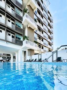 Πισίνα στο ή κοντά στο Cozy Staycation Studio in Iloilo by Alfasuite Iloilo