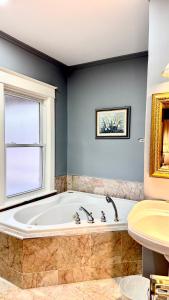 Mynd úr myndasafni af Two bedrooms unit with jacuzzi and great view í Níagara-fossar