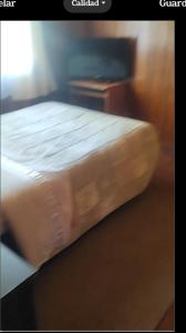 Un primer plano de una cama en una habitación. en Hermosa casa en Valdivia, en Valdivia