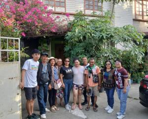 伊洛伊洛Green Bamboo Transient House的一群人站在房子前面