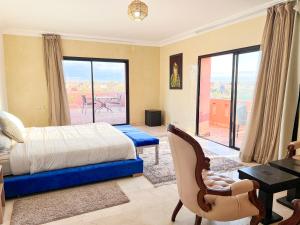 马拉喀什Villa Zeen Garden的一间带床的卧室，可欣赏庭院景观 更多47张照片