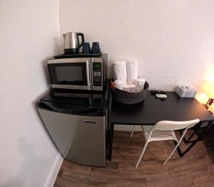 un forno a microonde seduto sopra un tavolo di Nancy Vacation Homes a Hollywood