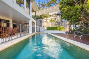 una piscina en el patio trasero de una casa en 44 Driftwood Drive Castaways Beach, en Sunrise Beach