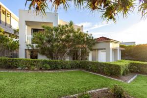 una casa con un patio delante de ella en 44 Driftwood Drive Castaways Beach, en Sunrise Beach