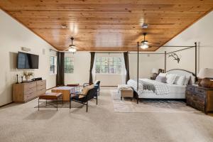 une chambre avec un lit, une table et des chaises dans l'établissement Billy Creek Luxury Lodge on the creek - Sleeps 18!, à Pinetop-Lakeside