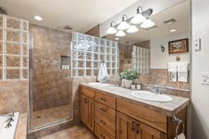 une salle de bain avec un lavabo et une douche dans l'établissement Billy Creek Luxury Lodge on the creek - Sleeps 18!, à Pinetop-Lakeside 154 autres photos