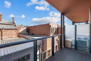 an apartment balcony with a view of the city at Modern 1b Apt Near Swinburne University in Melbourne