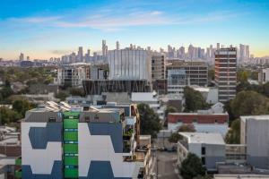 a view of a city skyline with buildings at Modern 1b Apt Near Swinburne University in Melbourne