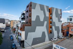a building with a painting on the side of it at Modern 1b Apt Near Swinburne University in Melbourne