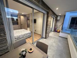 Postel nebo postele na pokoji v ubytování Spacious studio with balcony