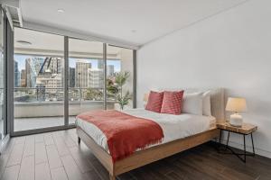Letto o letti in una camera di Luxury Darling Harbour Views, Pool & Parking