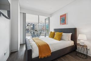 Letto o letti in una camera di Luxury Darling Harbour Views, Pool & Parking